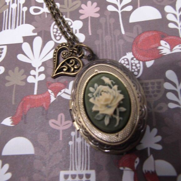 - Bronze Memorial Antique Rose Green locket Photo - Picture 6 of 9